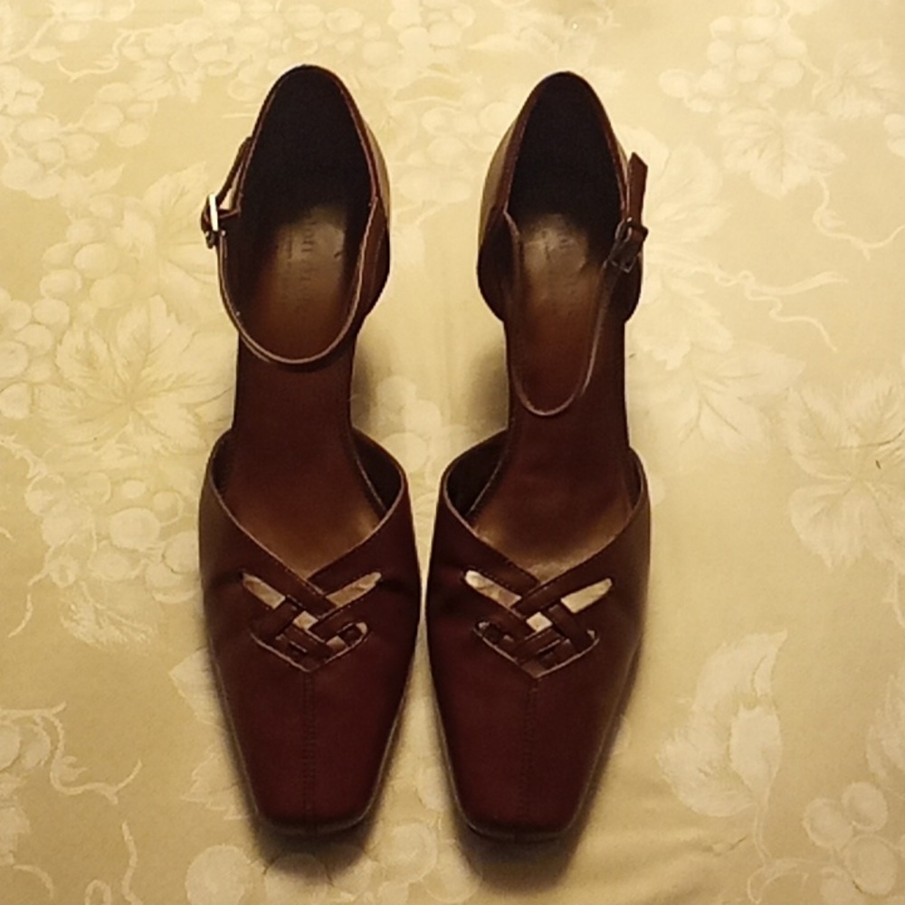 Soft Style by Hush Puppies, size 9M, Brown, 2 1/2" heal.